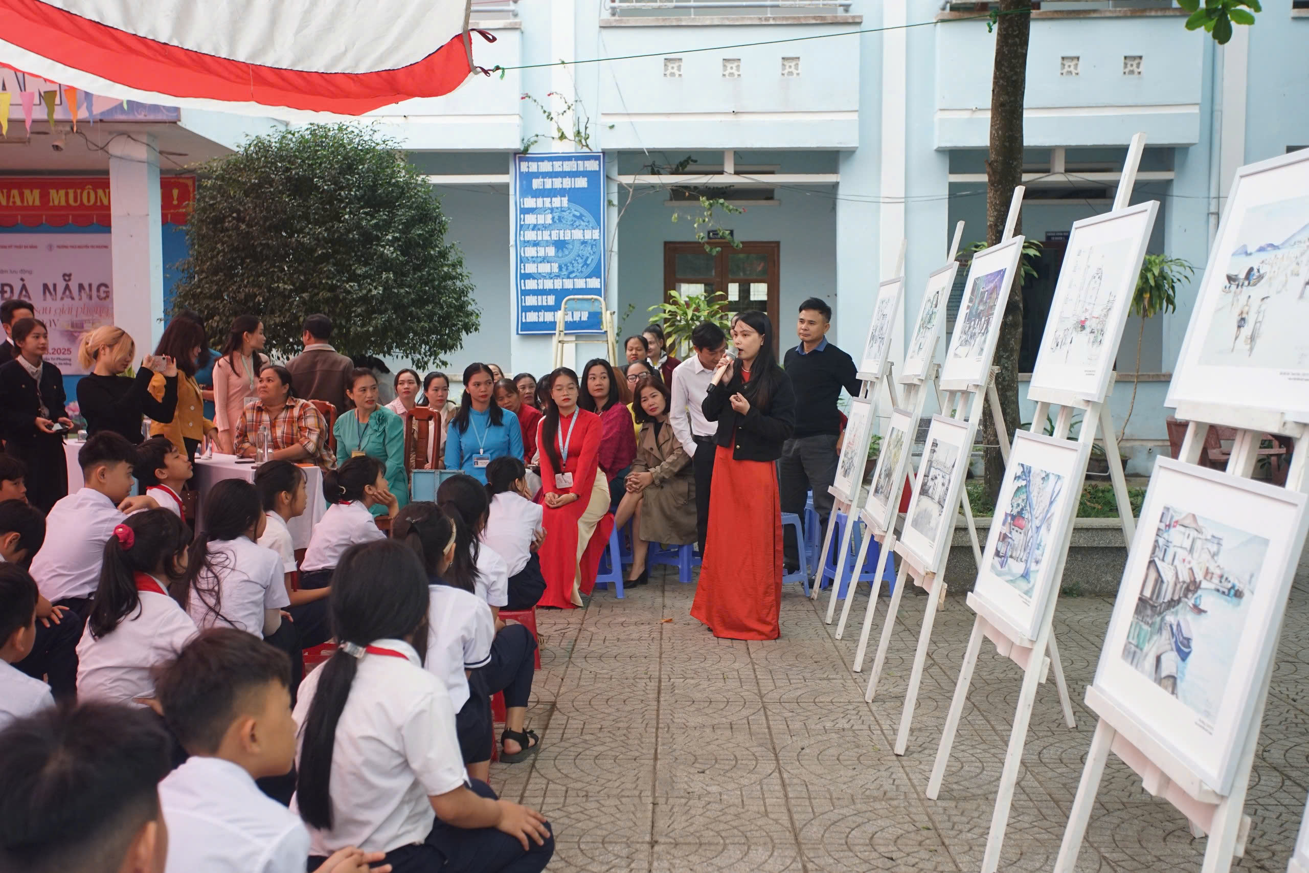 Triển lãm mỹ thuật “Đà Nẵng những ngày sau giải phóng và hôm nay” - Ảnh 3.